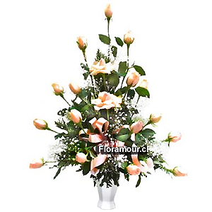 Finísima pieza floral con 18 rosas importadas. Clsica, muy durable y Sorprendente